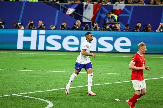 7m体育-姆巴佩伤退引担忧 下一场戴面具打破欧洲杯魔咒？