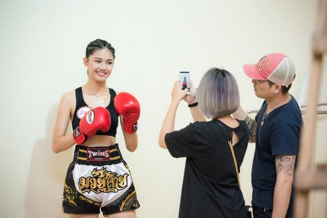 7m体育官网-越南女球迷图鉴②越南小姐新年红包庆祝越南赢国足