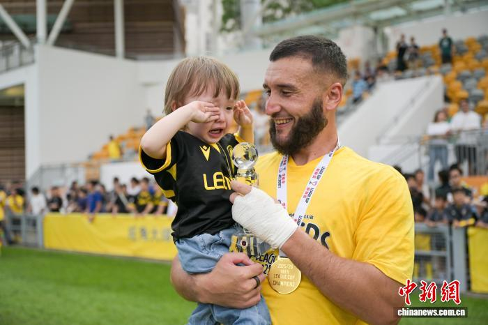 理文队夺得中国香港足球总会联赛杯冠军|杰志|陈永诺|杰志队|中新网|艾华顿_新浪体育_新浪新闻